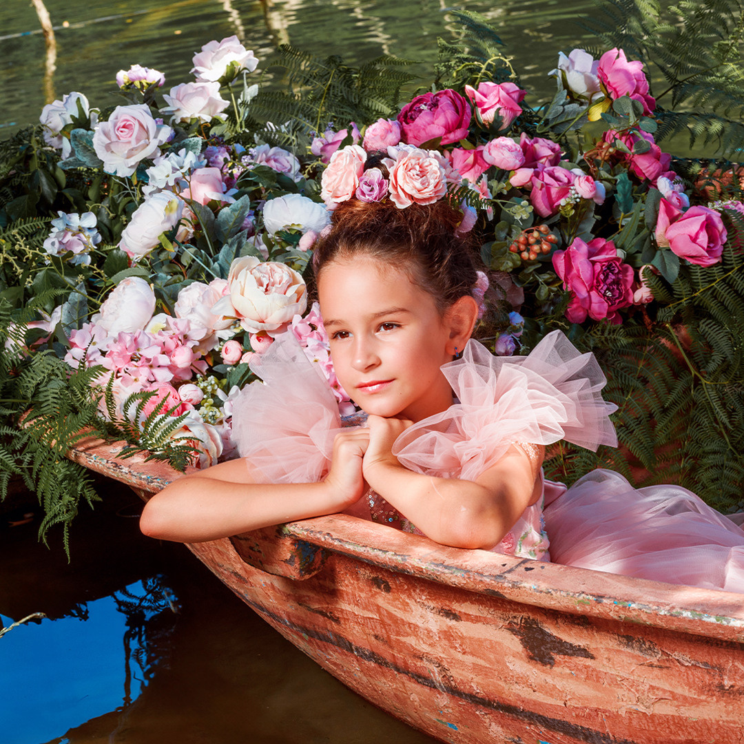 Лодка с цветами. Детский студийный фотограф Сочи