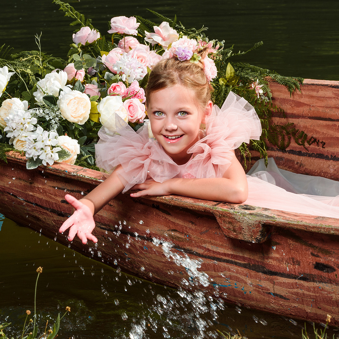 Лодка с цветами. Детский студийный фотограф Сочи