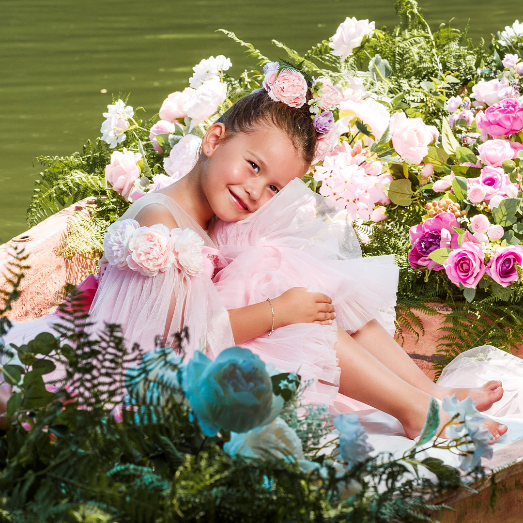 Лодка с цветами. Детский студийный фотограф Сочи