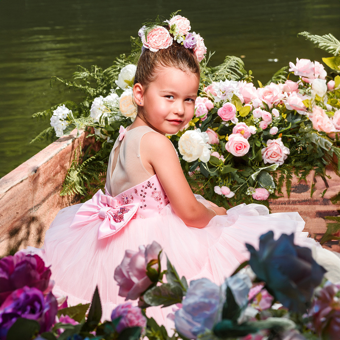 Лодка с цветами. Детский студийный фотограф Сочи