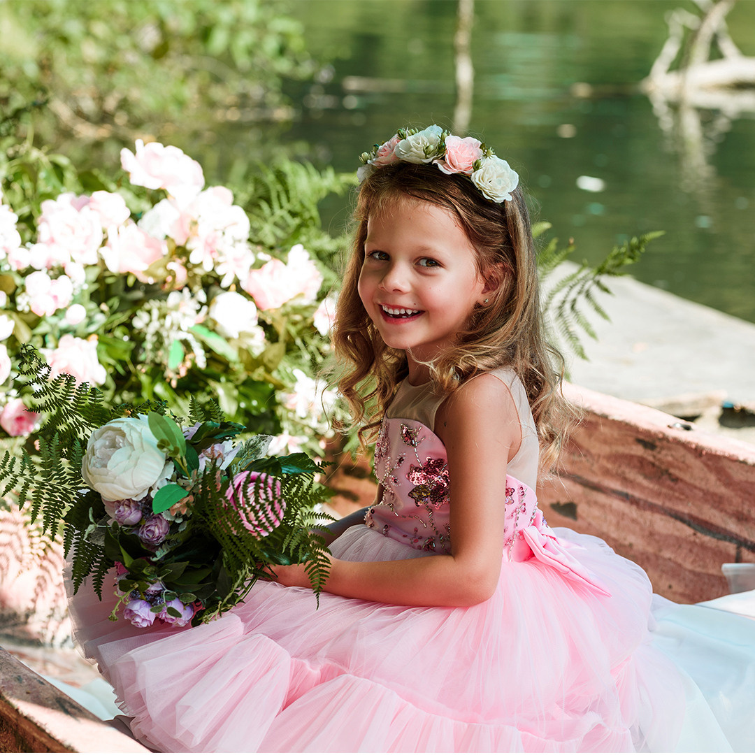 Лодка с цветами. Детский студийный фотограф Сочи