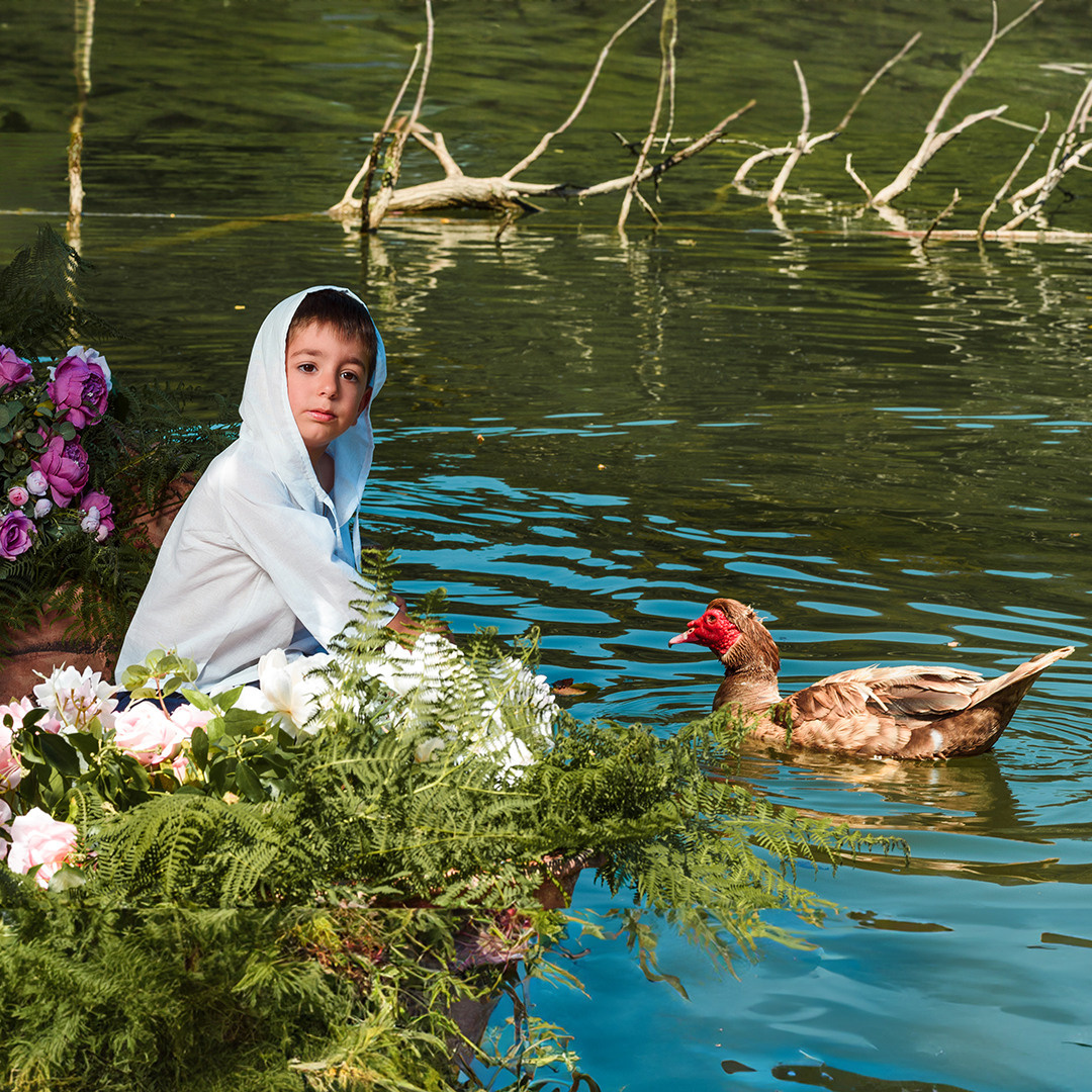Лодка с цветами. Детский студийный фотограф Сочи