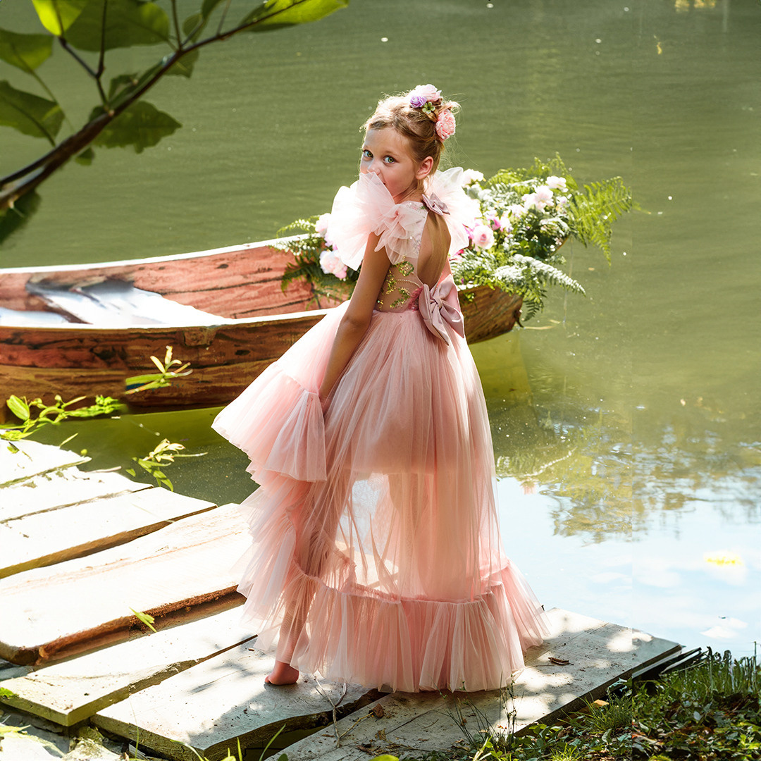 Лодка с цветами. Детский студийный фотограф Сочи