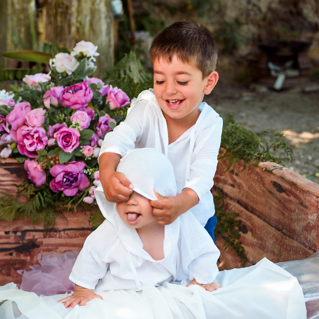 Лодка с цветами. Детский студийный фотограф Сочи