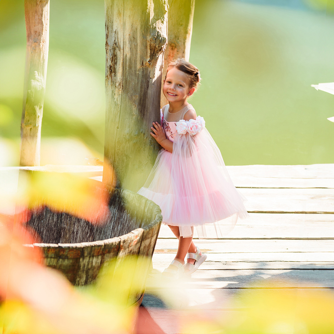 Лодка с цветами. Детский студийный фотограф Сочи