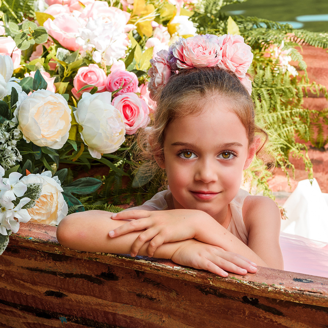 Лодка с цветами. Детский студийный фотограф Сочи