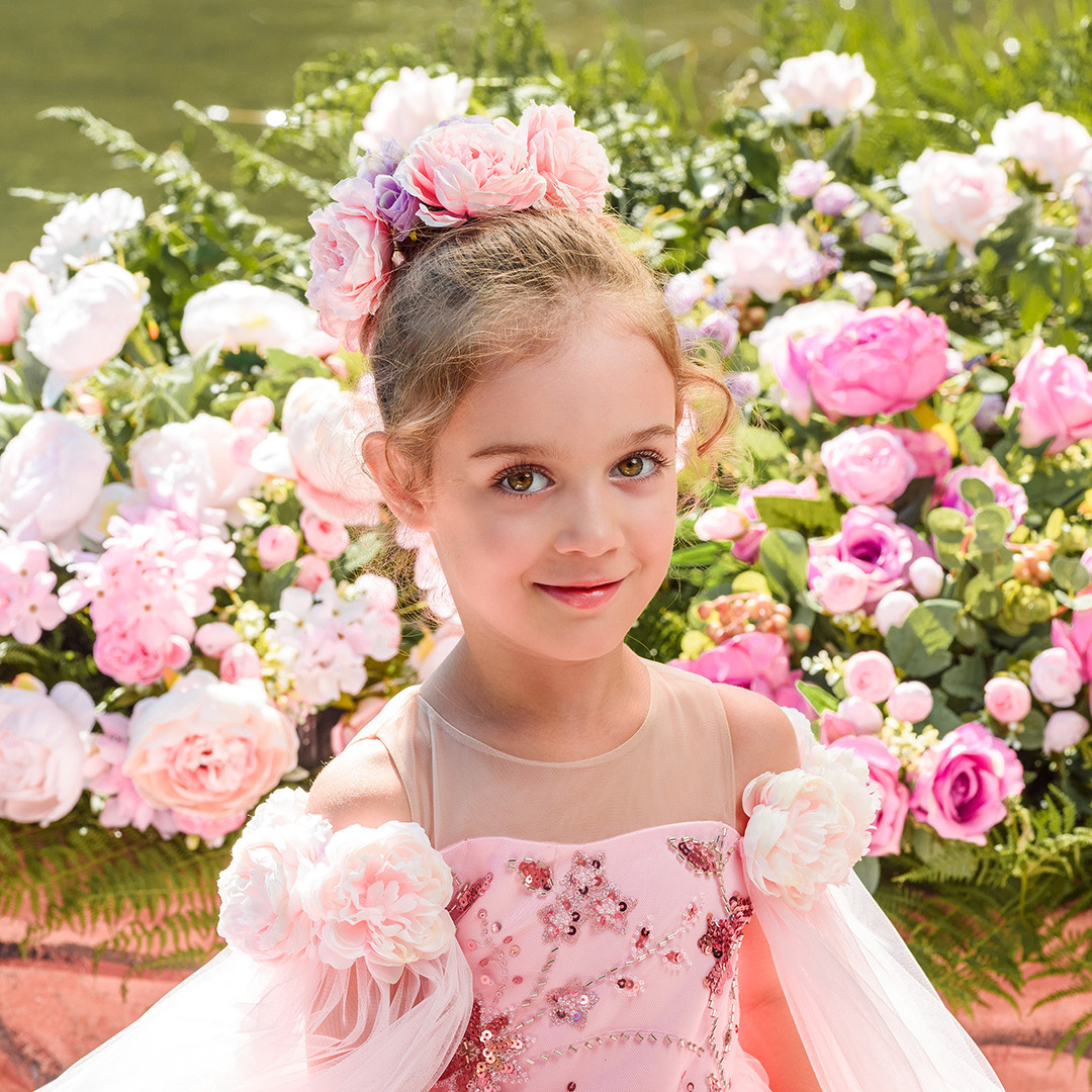 Лодка с цветами. Детский студийный фотограф Сочи