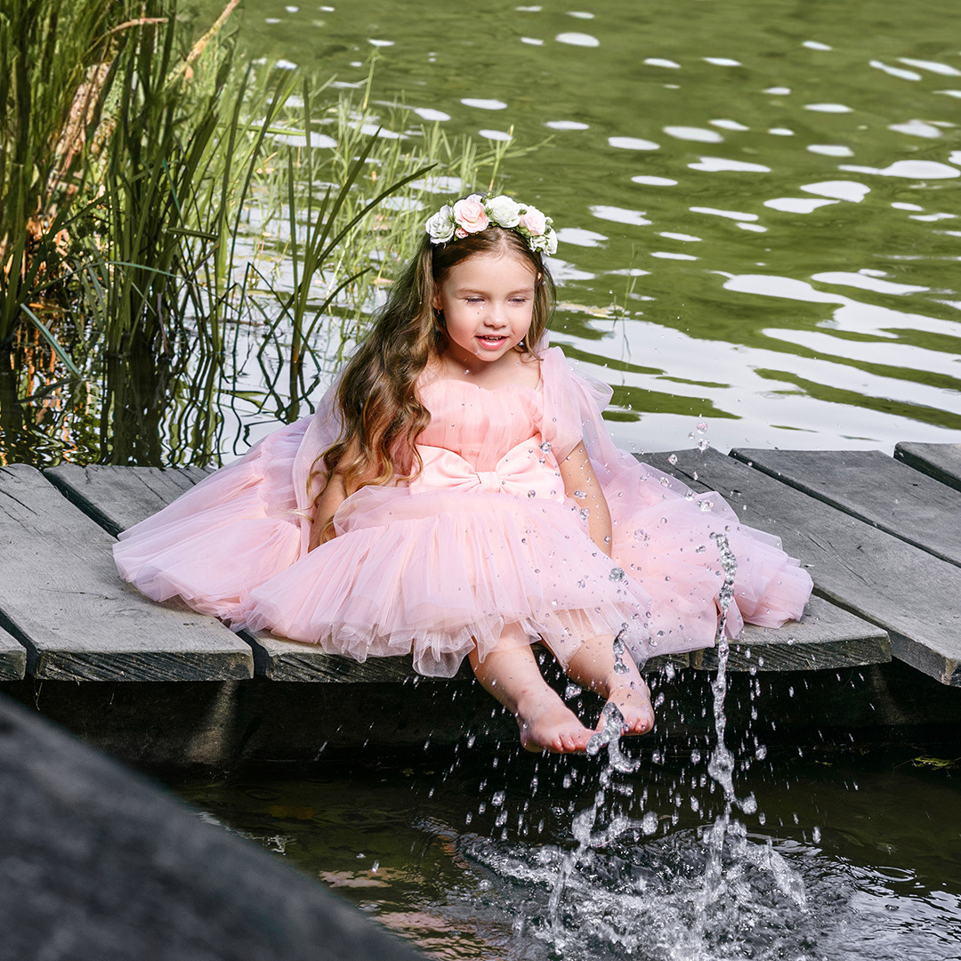 Лодка с цветами. Детский студийный фотограф Сочи