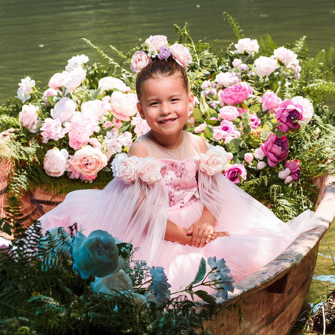 Лодка с цветами. Детский студийный фотограф Сочи