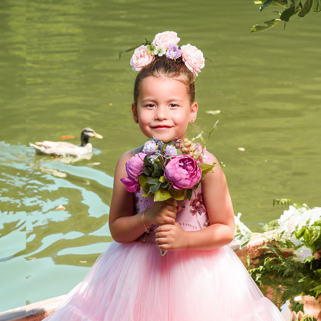 Лодка с цветами. Детский студийный фотограф Сочи