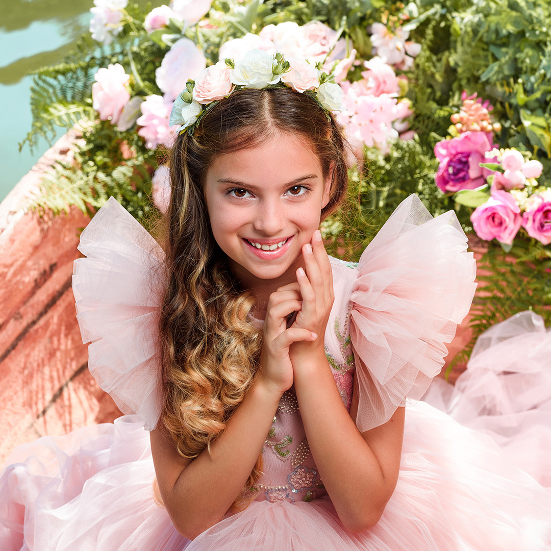 Лодка с цветами. Детский студийный фотограф Сочи