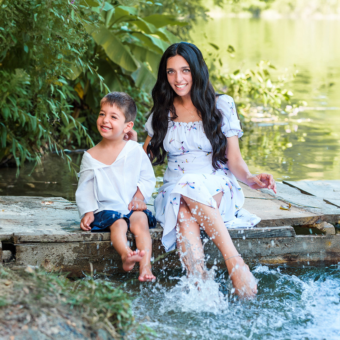 Лодка с цветами. Детский студийный фотограф Сочи