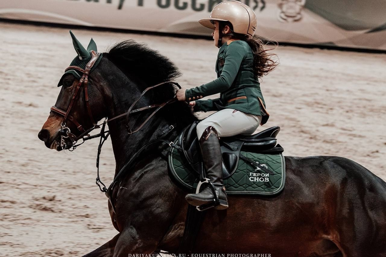 СОРЕВНОВАНИЯ ПО КОНКУРУ, ПОСВЯЩЕННЫЕ ДНЮ ПОБЕДЫ — КСК «ВИВАТ, Россия!». Куракина Дарья • Конный фотограф