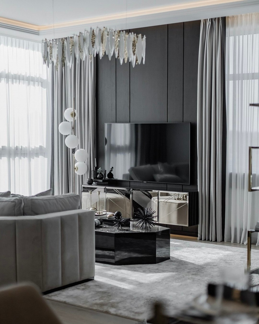 Гостиная в серых тонах с ТВ-зоной и декоративным освещением — проект Валерии Котович