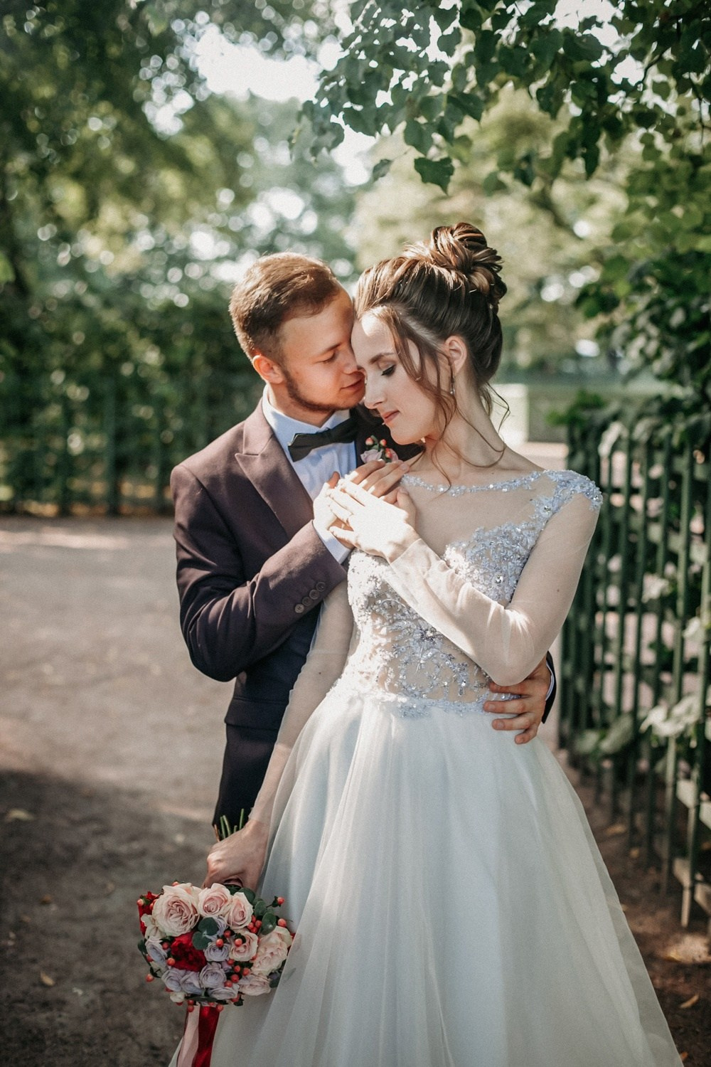 свадебное платье в спб, найти свадебный салон, букет для невесты, хороший ведущий на свадьбу, костюм для жениха, платье для невесты,  подшить свадебное платье, ателье свадебное, фотограф на свадьбу, выпуск, праздник, венчание