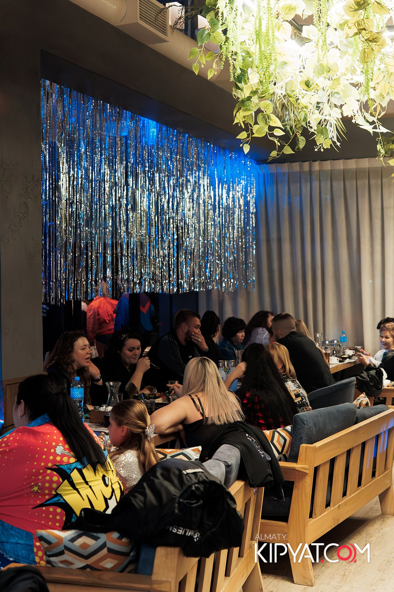 ВЕЧЕРИНКА 90Х КАФЕ CARAFE. КИПЯТКОМ АЛМАТЫ! Фотосъемка мероприятий в Алматы