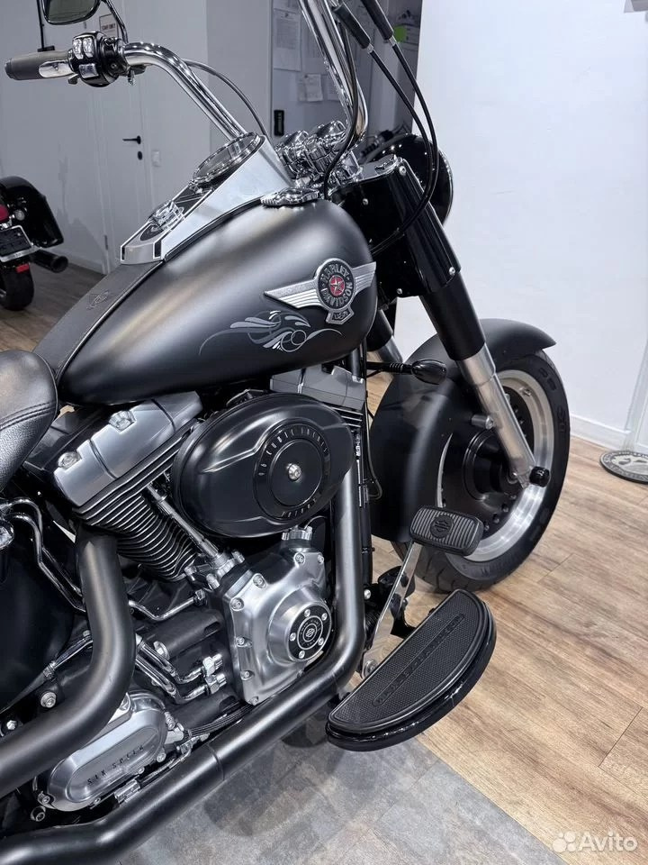 Купить Harley-Davidson Fat Boy ABS (Black Denim) (Softail/Dyna) — подробнее на сайте. Hello Davidson, Москва. Только хорошие мотоциклы…