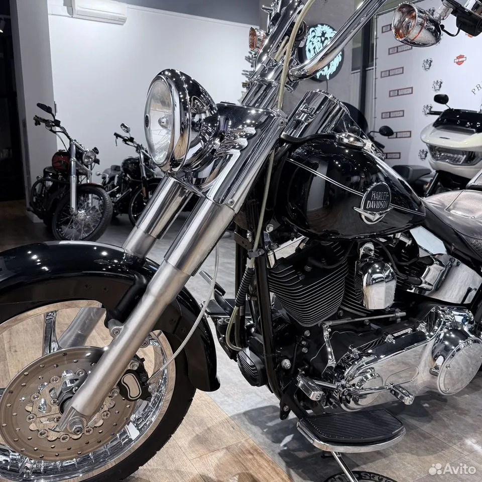 Купить Harley-Davidson 2010 Fat Boy Vivid Black (Softail/Dyna) — подробнее на сайте. Hello Davidson, Москва. Только хорошие мотоциклы…