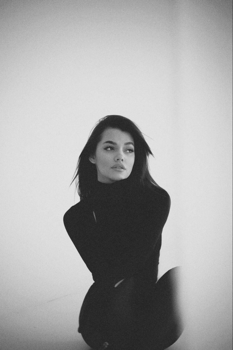 Женский портрет в черной водолазке на монохромном фоне, фотосессия минимализм