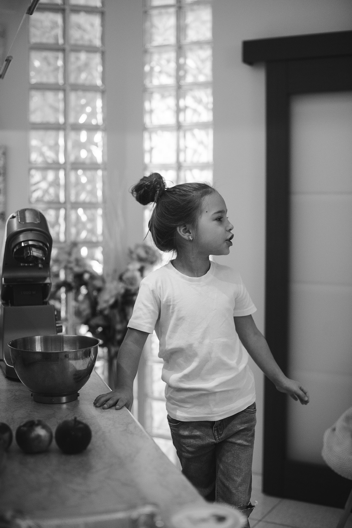 Family photo shoot at home , mom and daughter are cooking,  Photographer Elena Carruthers, Scotland