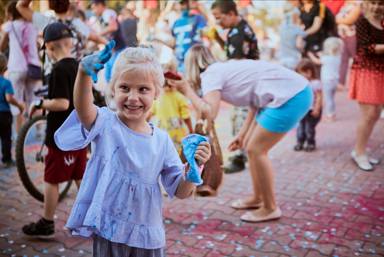 Детскому кинотеатру «Мечта» 7 лет. Детский и семейный фотограф в Красноярске Настя Ярош