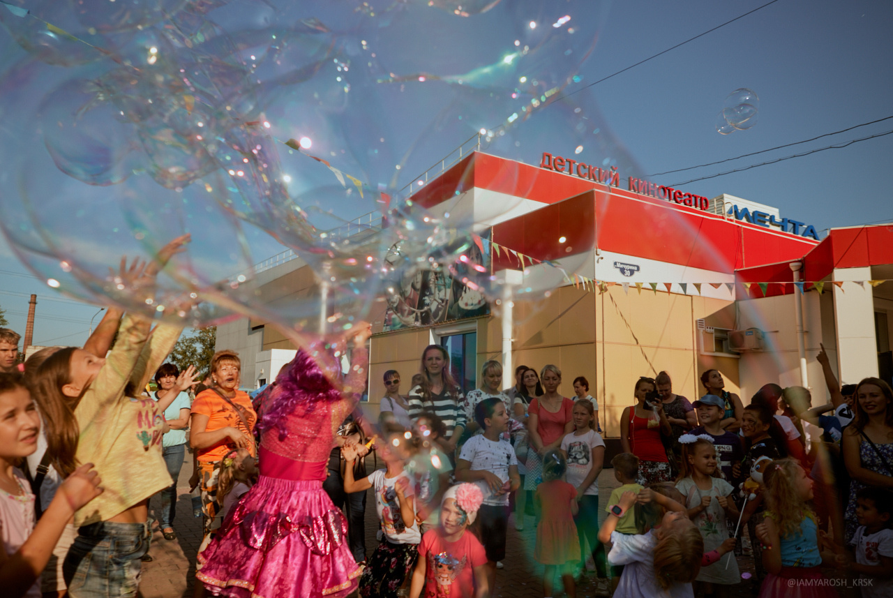 Детскому кинотеатру «Мечта» 7 лет. Детский и семейный фотограф в Красноярске Настя Ярош