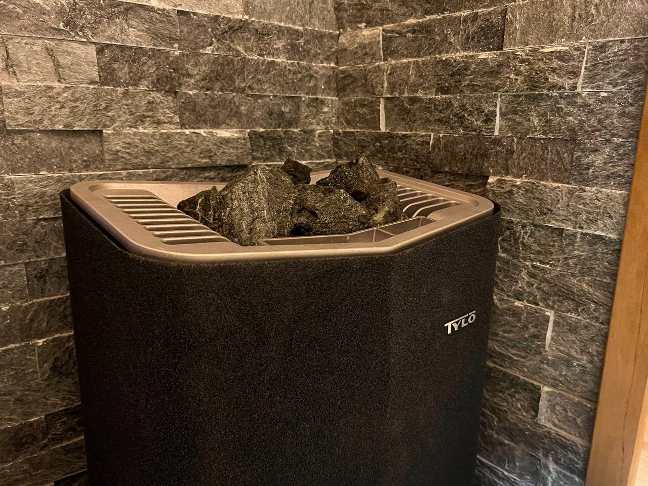 Сауна в Кронштадте на базе электрокаменки Tylo Sense Sport. Задача создать максимальный уют в помещении минимальных габаритов выполнена!. SaunaTopMasters