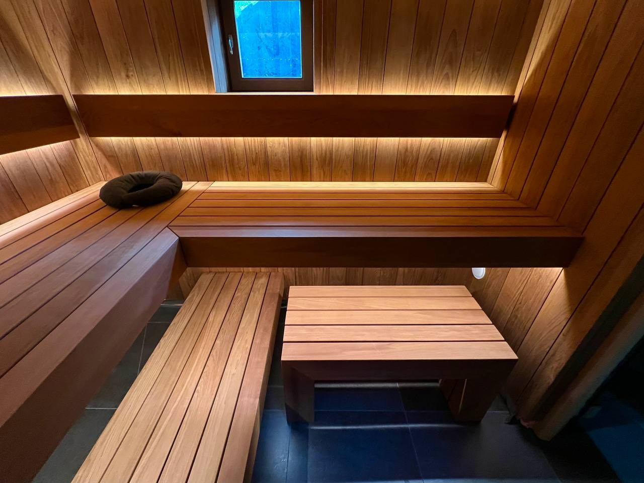 Парная в Лесколово для Saunaispa: впечатляющее можжевеловое панно в половину потолка и звёздное небо на второй. SaunaTopMasters