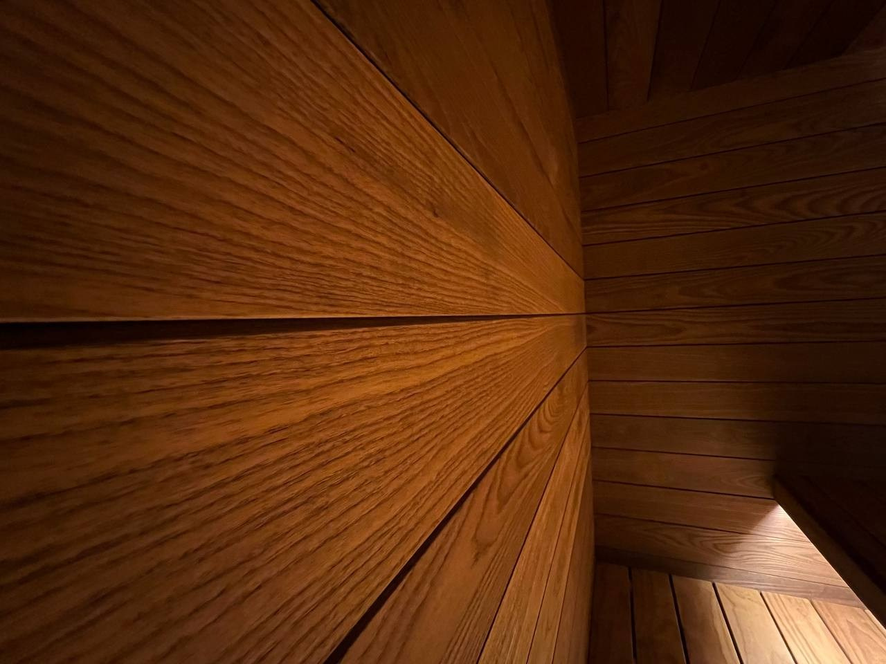 Сауна на Крестовском выполнена из термообработанного ясеня и новозеландской термососны. Эксклюзивное сочетание прямо в квартире. SaunaTopMasters