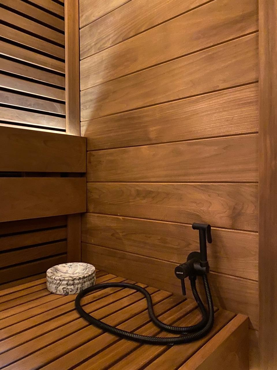Сауна в селе Былово из термоосины: парящий потолок с подсветкой и скрытая электрокаменка с функцией залива воды — стильно и смело. SaunaTopMasters