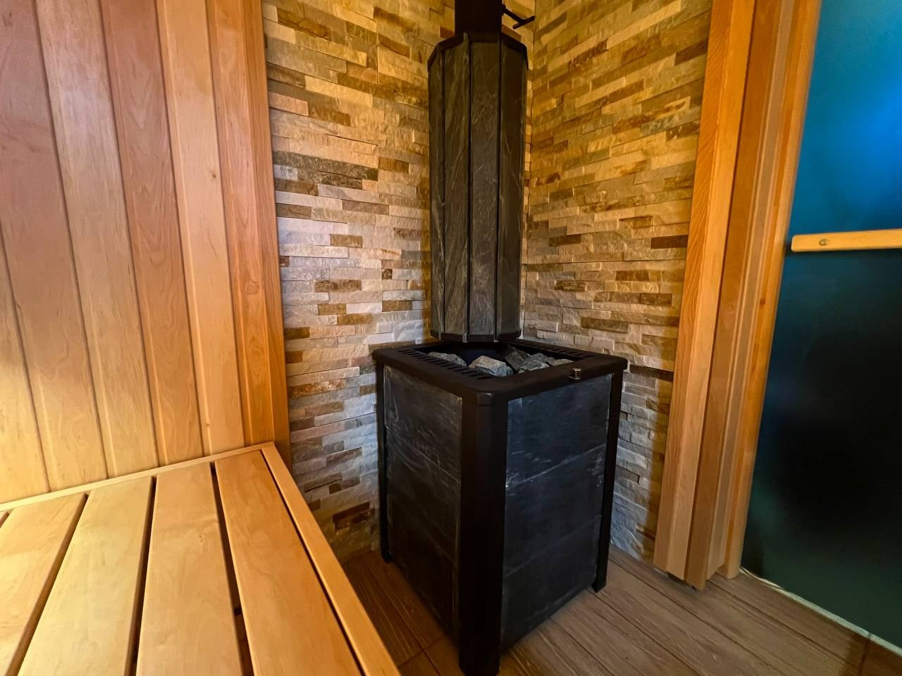 Две симметричные парные в Зеленогорске: ольха софтлайн и каменка Везувий в противопожарном углу из сланца. SaunaTopMasters