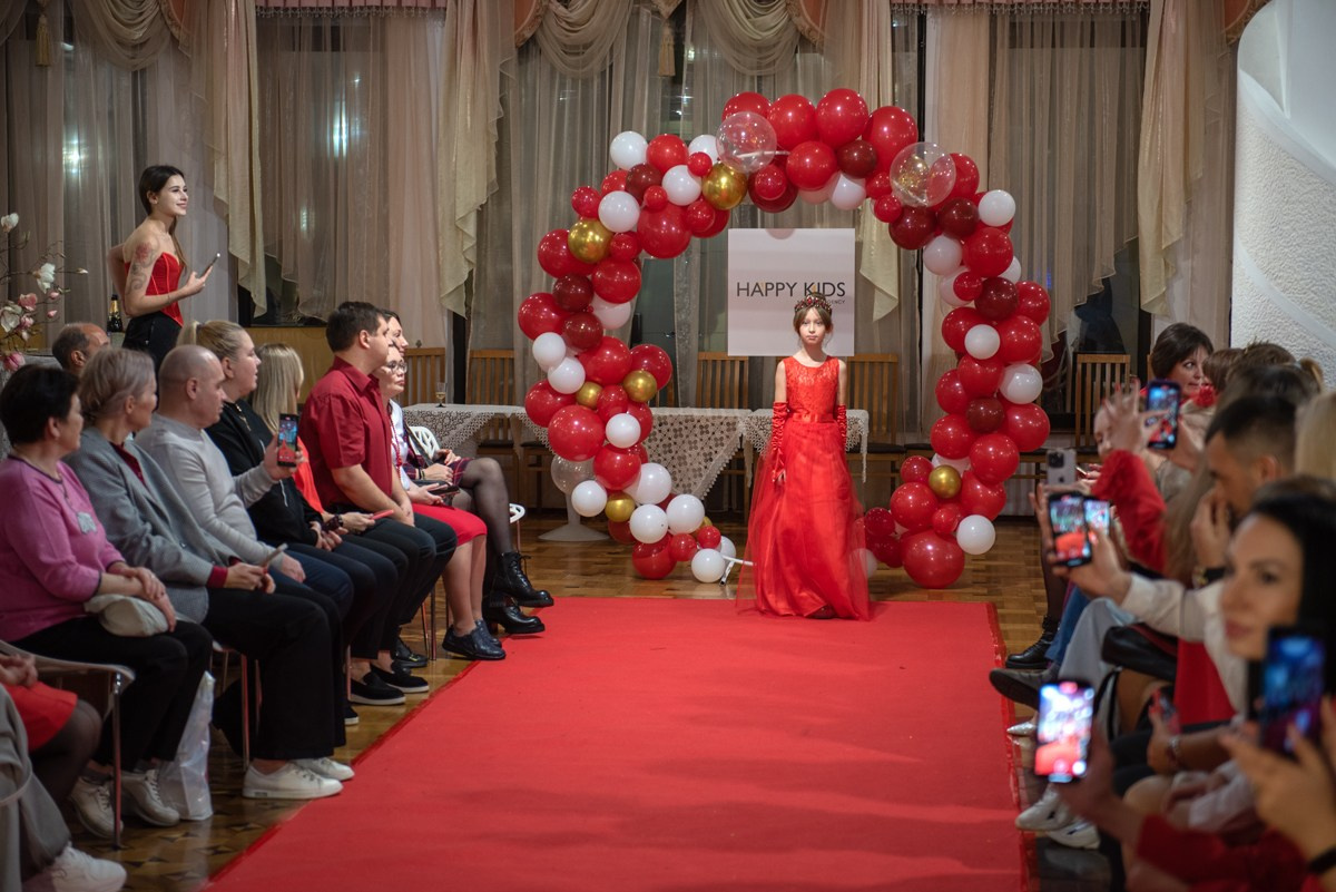 Выпускной в детской школе моделей HAPPYkids 2024. Семейный и коммерческий фотограф в Сочи Александр Бодунов