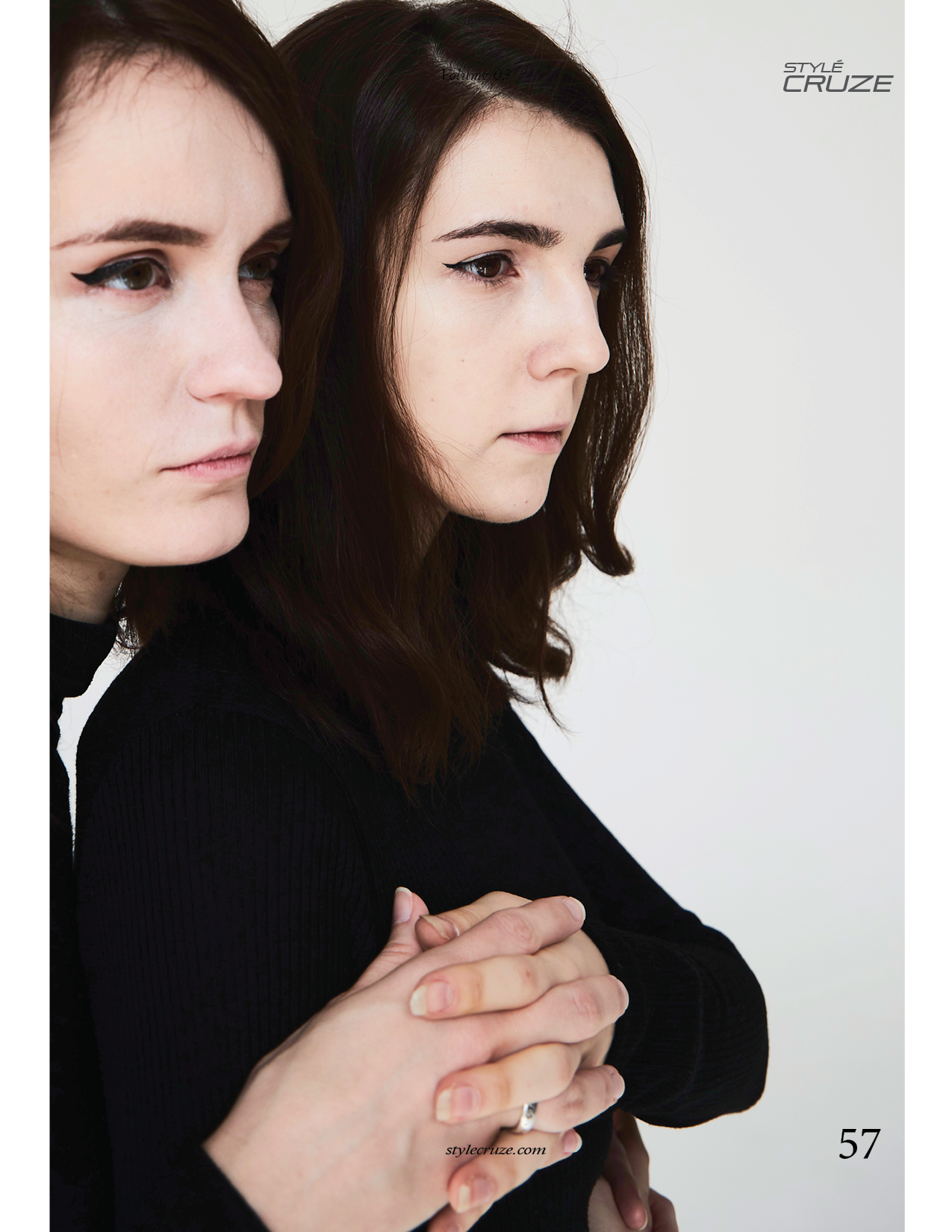 Две девушки стоят обнявшись и сцепив руки