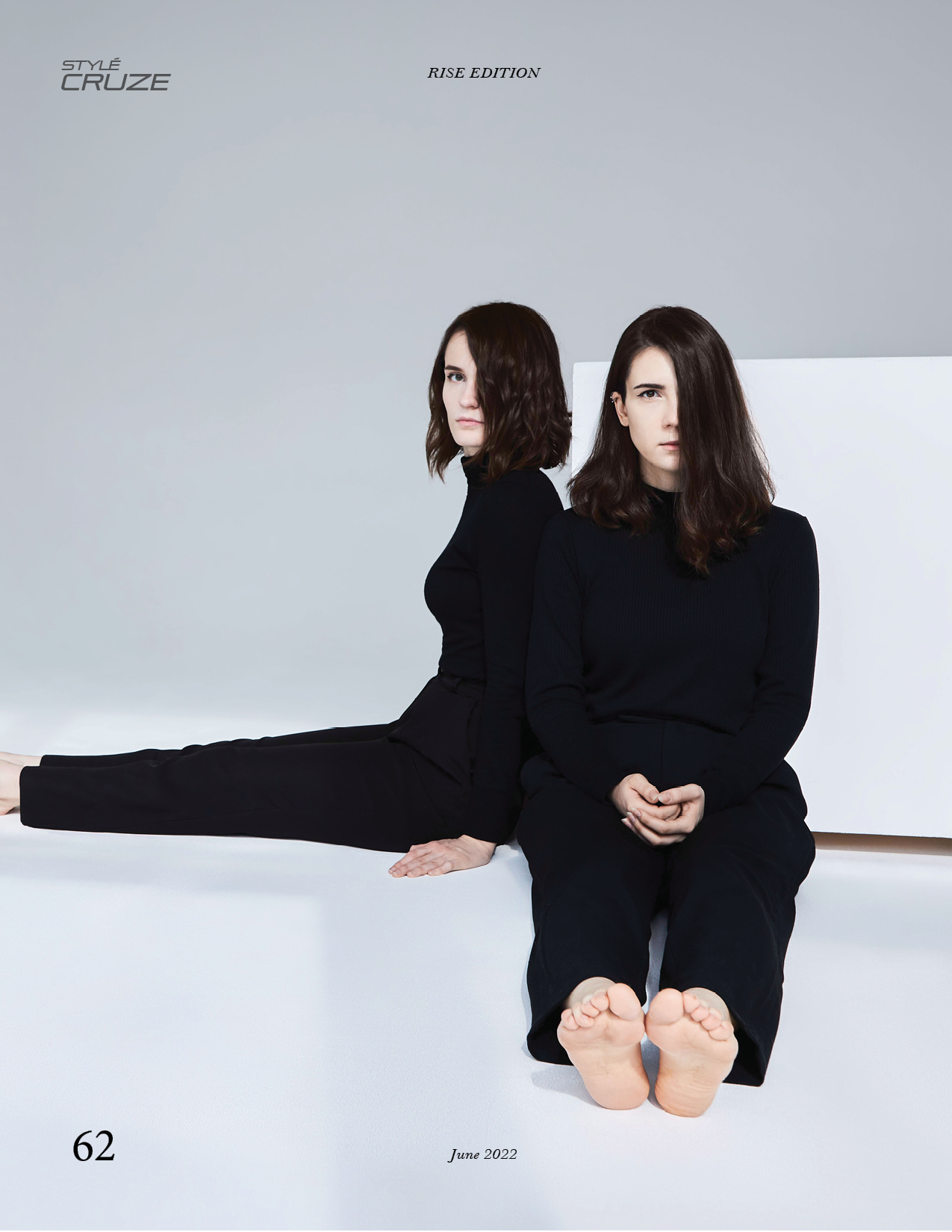 Две брюнетки с каре сидят на полу, вытянув ноги и прислонившись спиной друг к другу