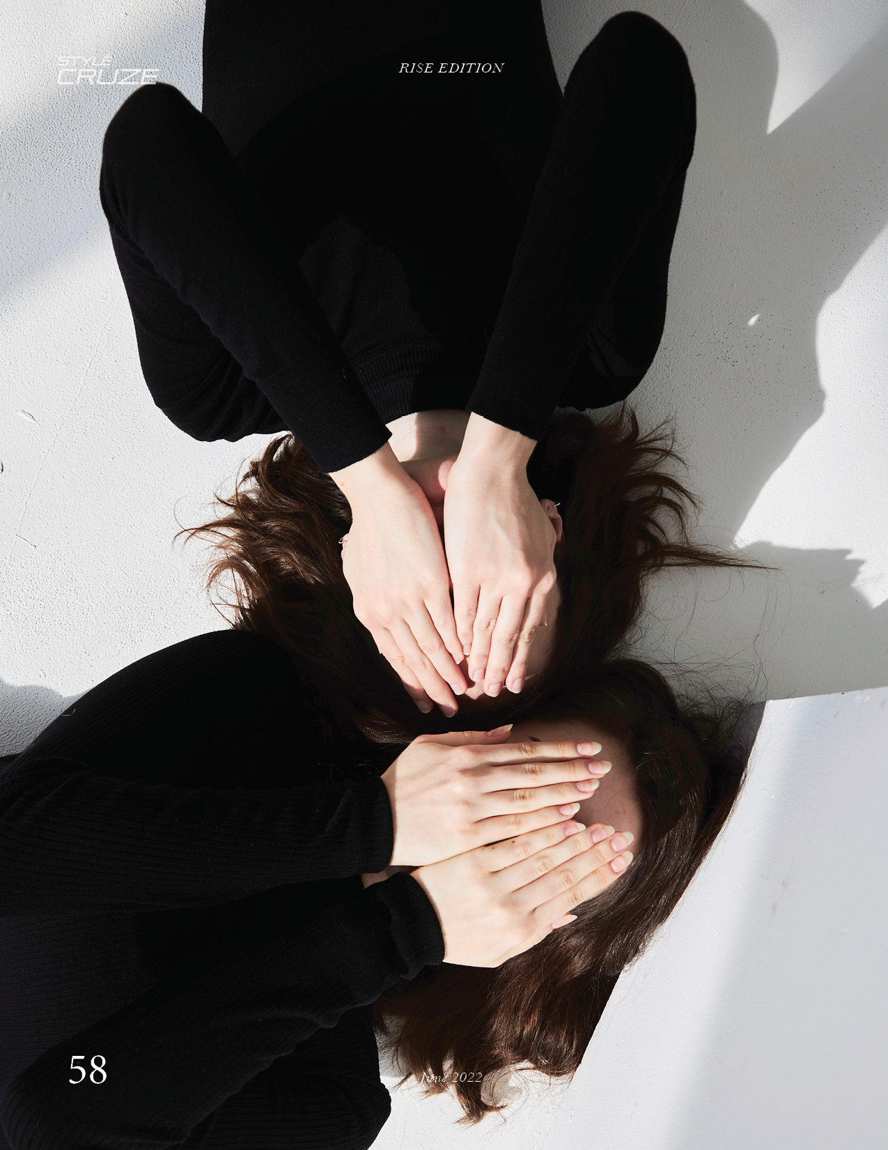 Портреты девушек в черной одежде, лежащих на полу и закрывающих ладонями лица