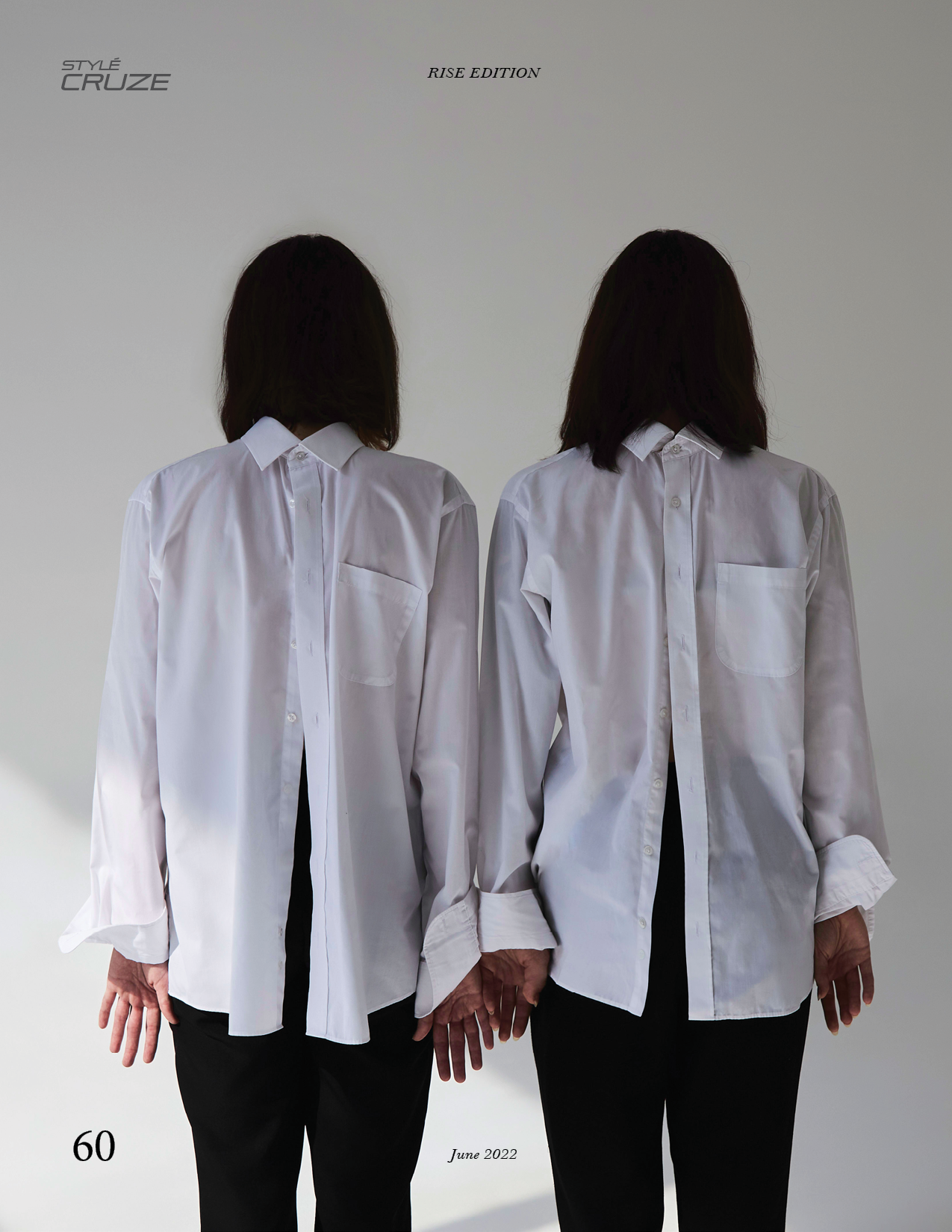 Странное фото: две девушки стоят спиной к нам, на них надеты белые мужские рубашки задом наперёд