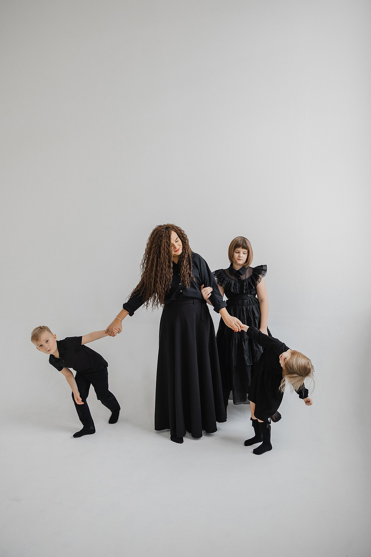 Семейная фотосессия на белом фоне. Фотограф Олеся Жомер