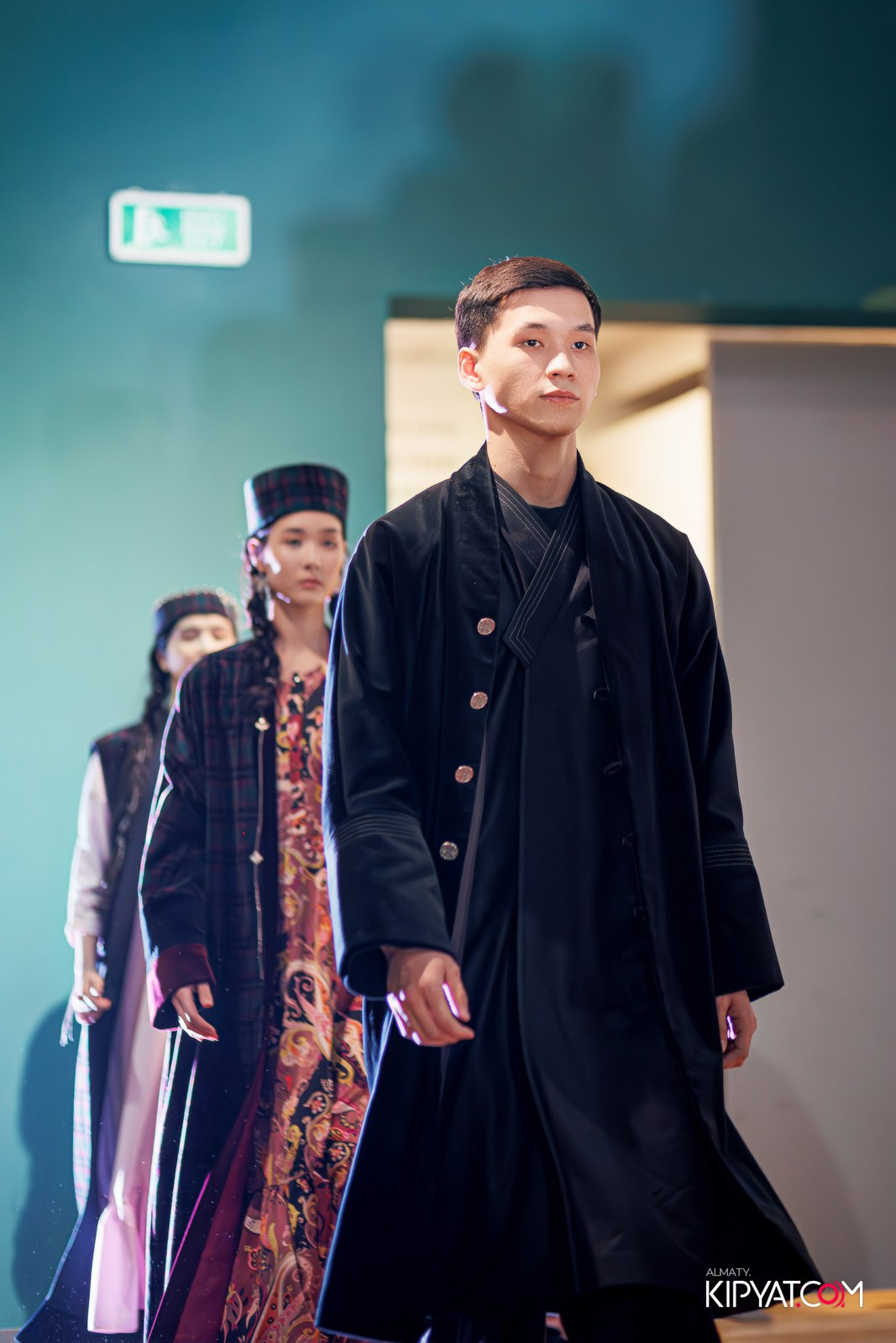 FASHION ПОКАЗ, КАЗАХСКОЙ НАЦИОНАЛЬНОЙ ОДЕЖДЫ. КИПЯТКОМ АЛМАТЫ!