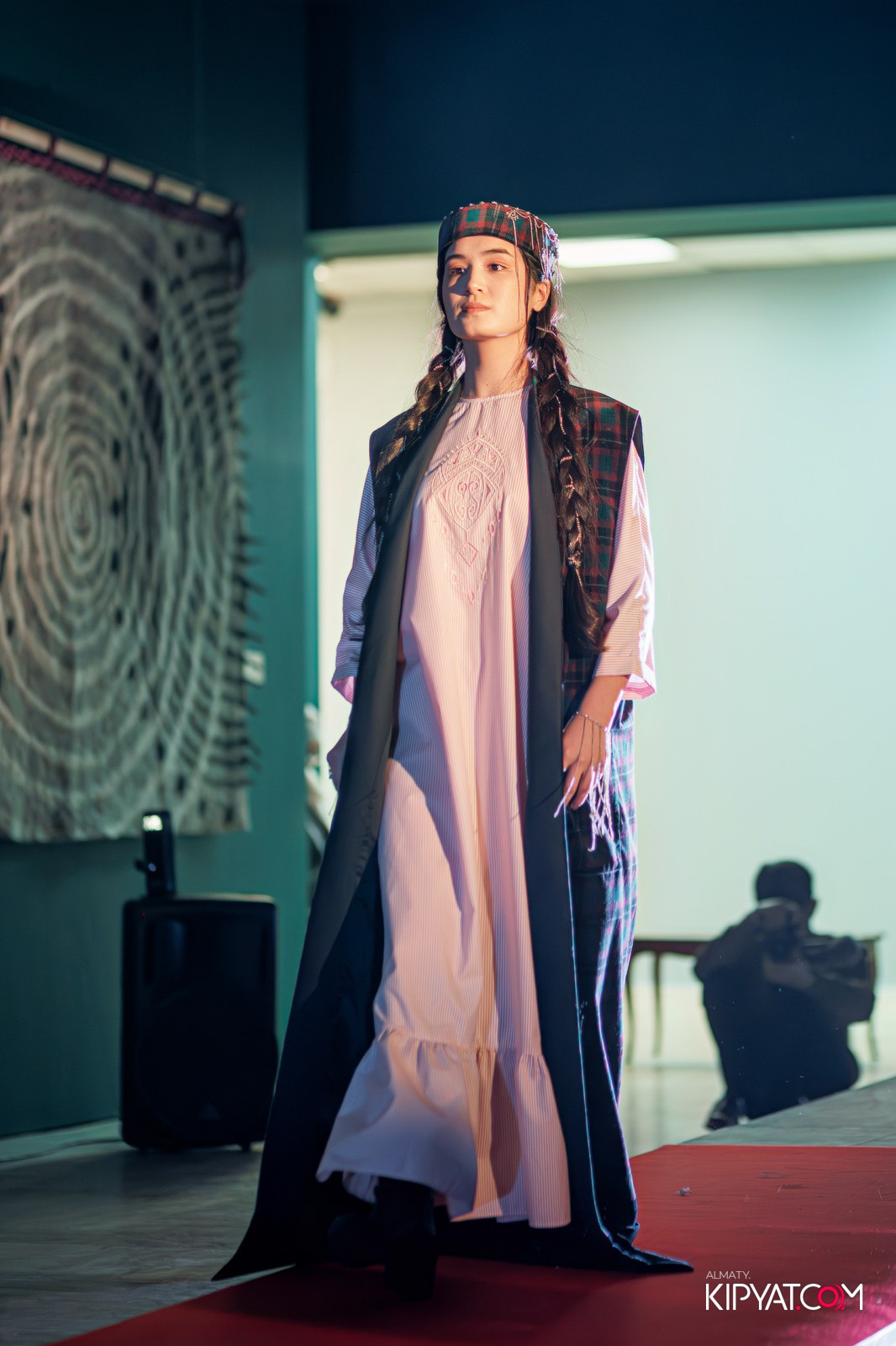 FASHION ПОКАЗ, КАЗАХСКОЙ НАЦИОНАЛЬНОЙ ОДЕЖДЫ. КИПЯТКОМ АЛМАТЫ!