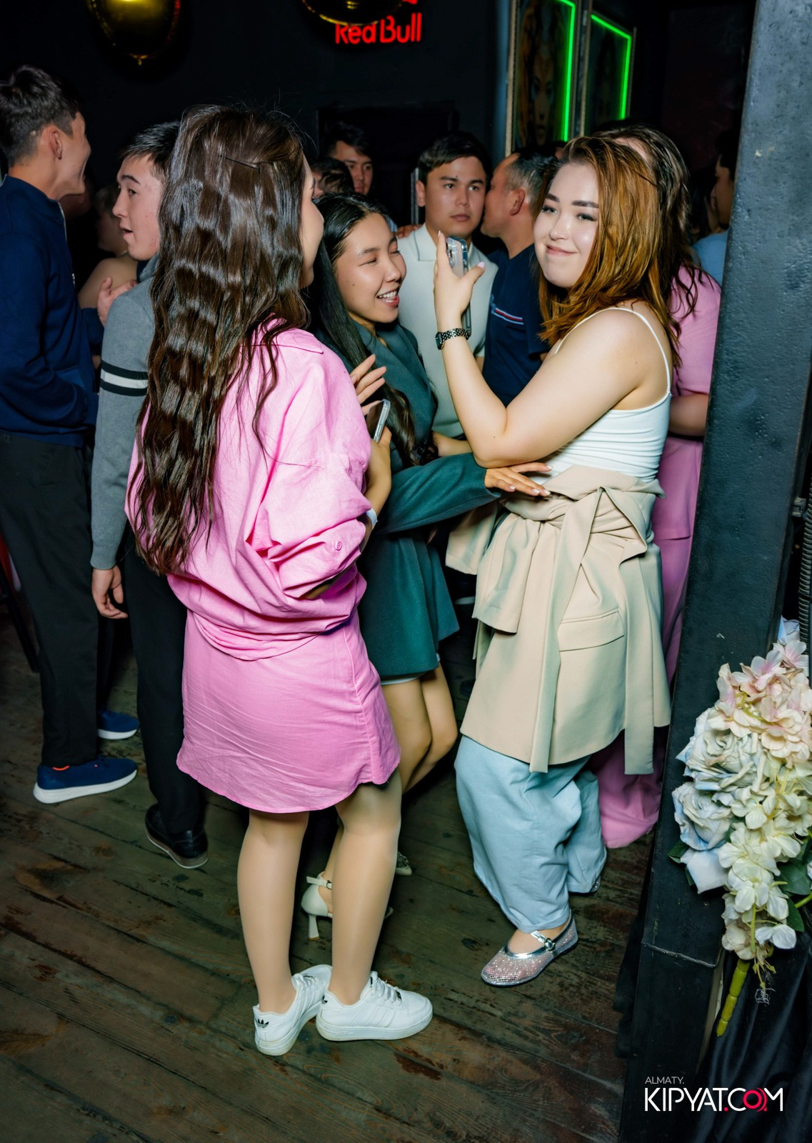 UYAT EMES BAR. КИПЯТКОМ АЛМАТЫ!