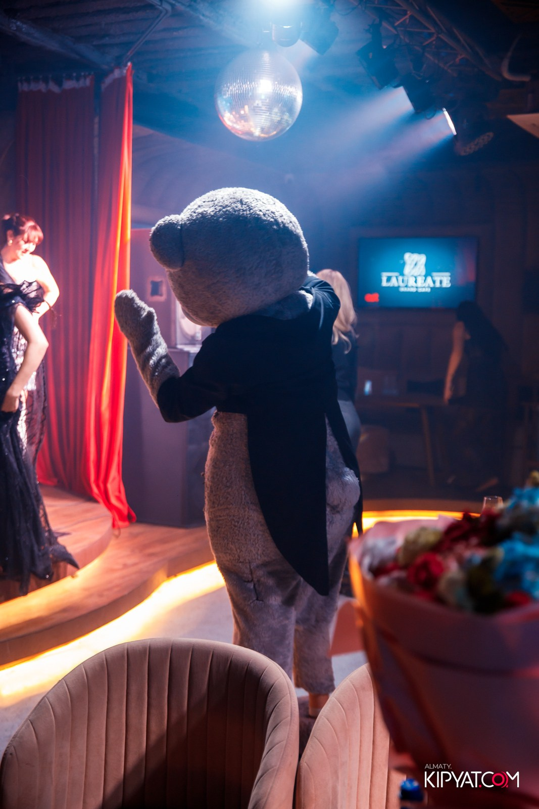 LAUREATE KARAOKE HALL. КИПЯТКОМ АЛМАТЫ!