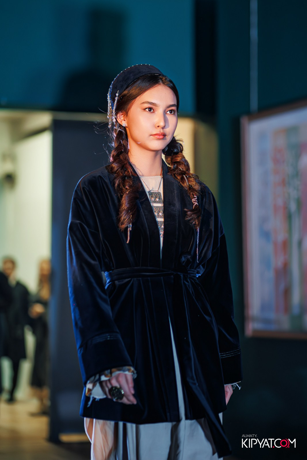 FASHION ПОКАЗ, КАЗАХСКОЙ НАЦИОНАЛЬНОЙ ОДЕЖДЫ. КИПЯТКОМ АЛМАТЫ!