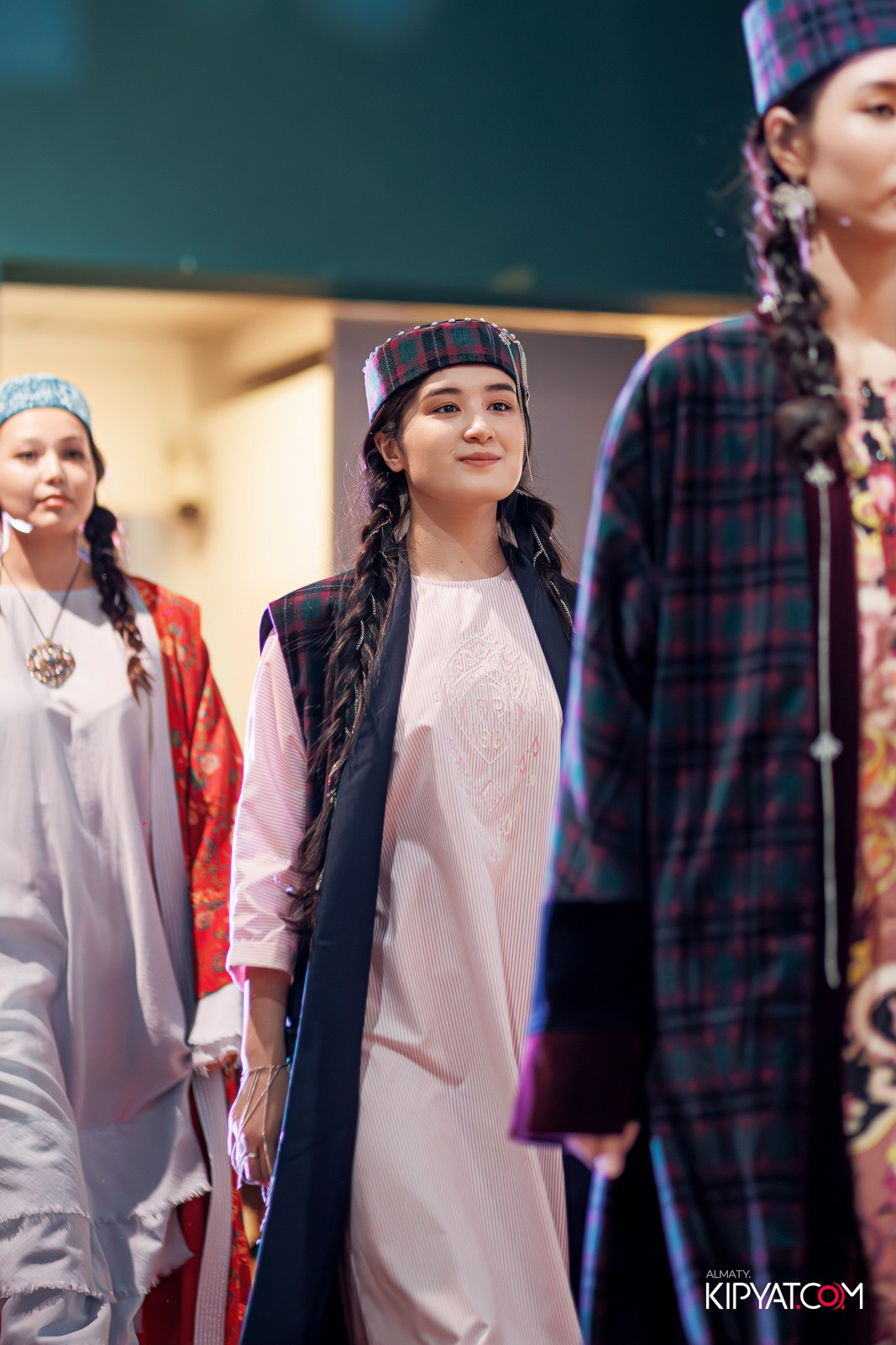 FASHION ПОКАЗ, КАЗАХСКОЙ НАЦИОНАЛЬНОЙ ОДЕЖДЫ. КИПЯТКОМ АЛМАТЫ!