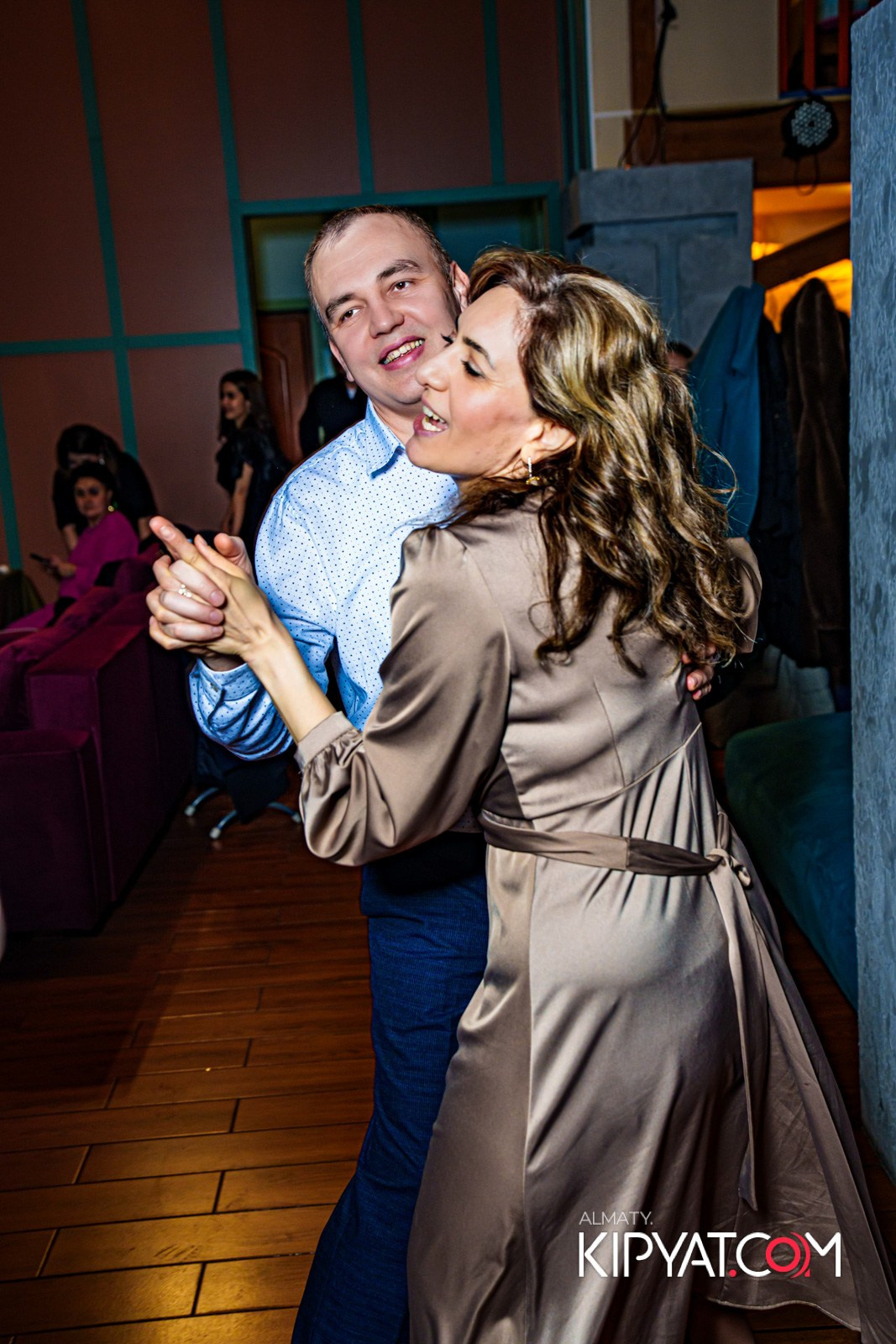 ГРУЗИНСКИЙ ДВОР НА КАБАНБАЙ БАТЫРА. КИПЯТКОМ АЛМАТЫ!