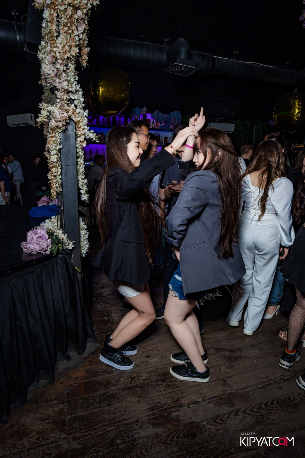 UYAT EMES BAR. КИПЯТКОМ АЛМАТЫ!