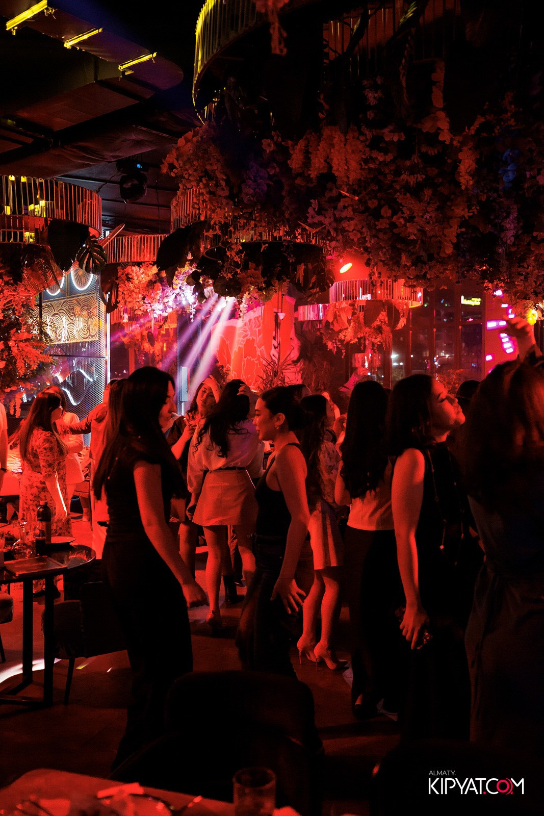 FRIENDS BAR & TERRACE. КИПЯТКОМ АЛМАТЫ!