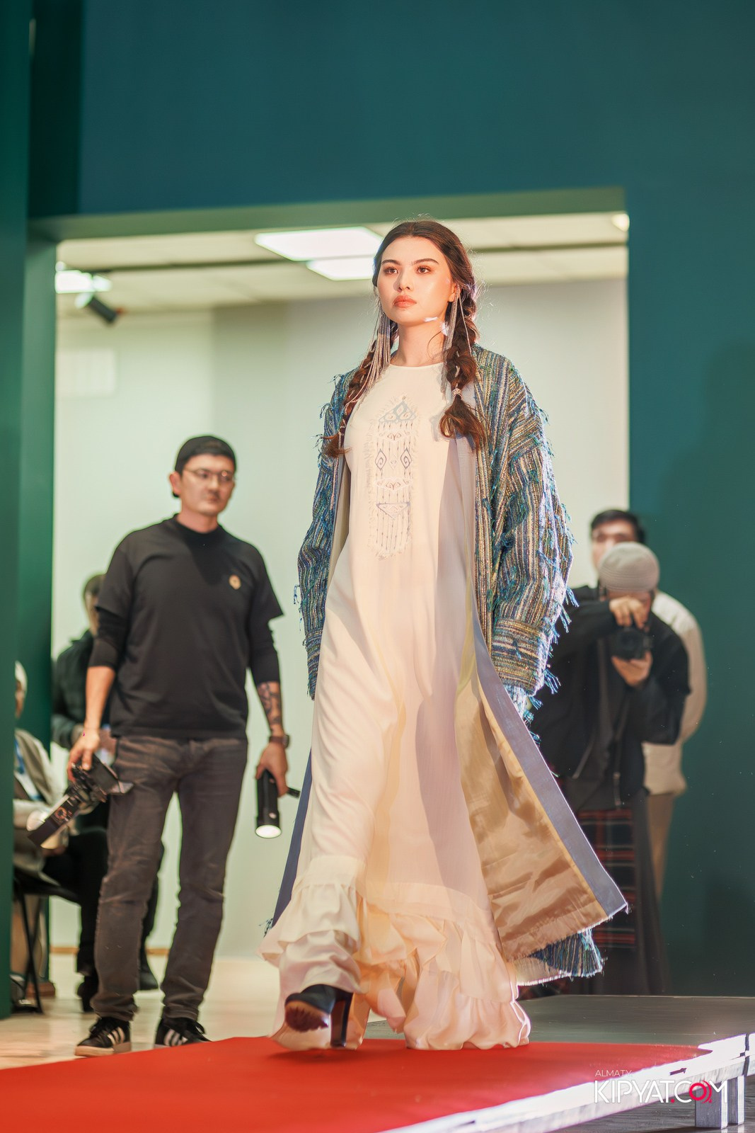 FASHION ПОКАЗ, КАЗАХСКОЙ НАЦИОНАЛЬНОЙ ОДЕЖДЫ. КИПЯТКОМ АЛМАТЫ!