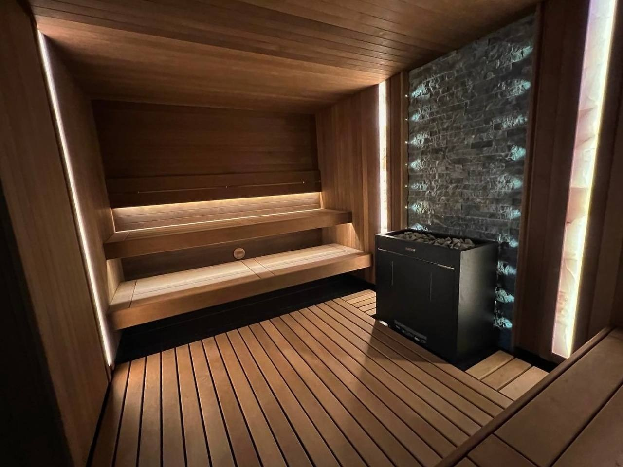 Идеально симметричная сауна в Репинской Усадьбе на базе мощной электрокаменки Harvia Virta HL. SaunaTopMasters