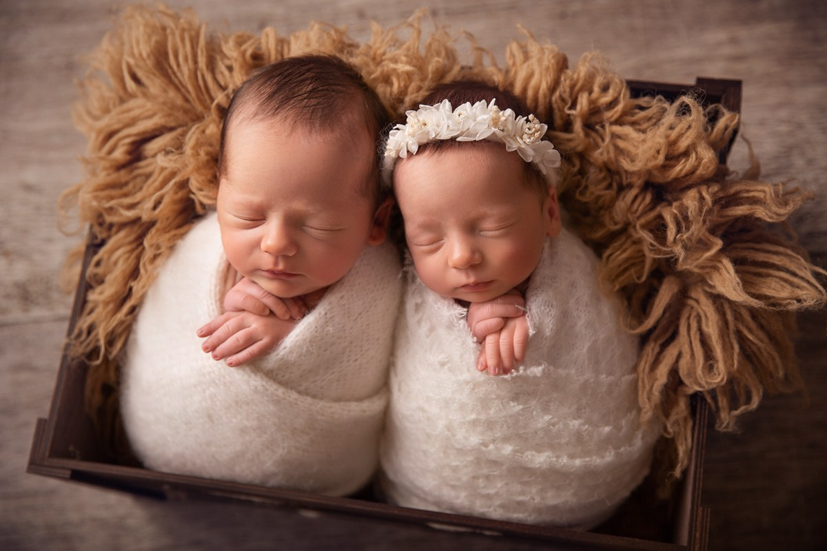 Реквизит для двойни. Фотограф новорожденных, семейный фотограф в Санкт-Петербурге