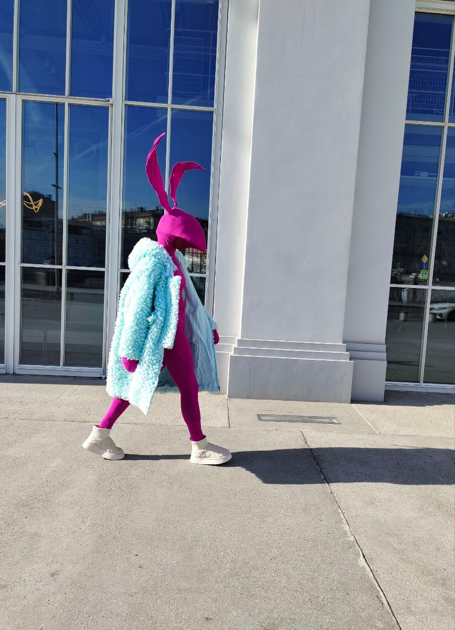 Персонажи Зайчики фуксия в шубках. Мимы и Ходулисты на встречу гостей. Москва